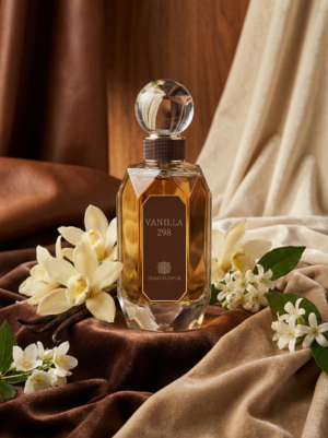 VANILLA 298 – Dubai Flower est une fragrance florale, gourmande et boisée mêlant orchidée vanille, jasmin, cassonade, fève de tonka, patchouli, amberwood, ambre et musc. Un parfum chaleureux, sensuel et raffiné, inspiré des codes de la haute parfumerie contemporaine.