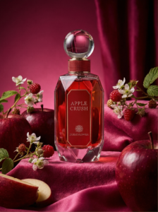 APPLE CRUSH – Dubai Flower est un parfum fruité, floral et ambré, mêlant pamplemousse rose, cassis, pomme rouge, litchi, fleurs gourmandes et une base chaleureuse de vanille, ambre, sucre et musc. Une fragrance éclatante, moderne et addictive, façonnée dans un style résolument haute couture.
