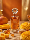 MANGO DREAM – Dubai Flower est une fragrance exotique, florale et gourmande mêlant gingembre, citron, mangue, fleurs blanches, réglisse, ambre et une base fondante de châtaigne, vanille, caramel et musc. Un parfum solaire, moderne et addictif, écrit dans un style résolument haute couture.