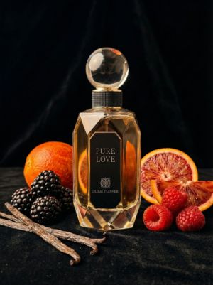 PURE LOVE – Dubai Flower est une fragrance fraîche, douce et raffinée mêlant bergamote de Calabre, agrumes de Sicile, notes fruitées et un fond sensuel de vanille de Madagascar, musc blanc et ambre. Un parfum lumineux, pur et irrésistiblement élégant, inspiré du style haute couture.