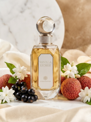 VANILLA LYCHEE – Dubai Flower est une fragrance fruitée, florale et vanillée mêlant citron d’Italie, cassis, pomme rouge, litchi, jasmin sambac, violette, rose, et un fond enveloppant de bois de santal, vanille, cèdre, ambre, sucre et musc. Un parfum moderne, lumineux et irrésistiblement élégant, inspiré de l’univers haute couture.